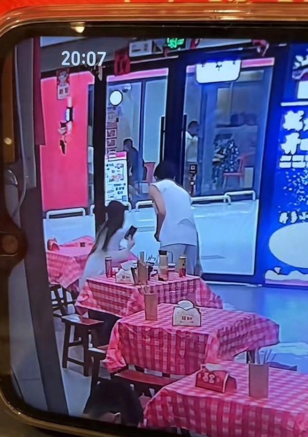 配资网股票配资门户 浙江一对男女吃饭没买单飞奔而去，店主曝光监控后仍未收到饭钱，老板：跑得比兔子还快